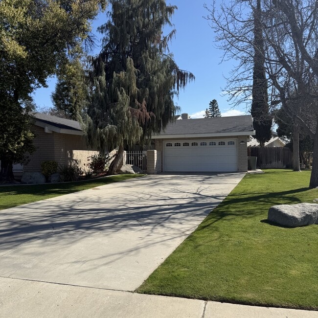 Building Photo - 1304 La Puente Dr