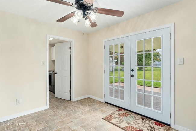 Building Photo - "Charming 3-Bedroom Retreat with Cozy Fire...