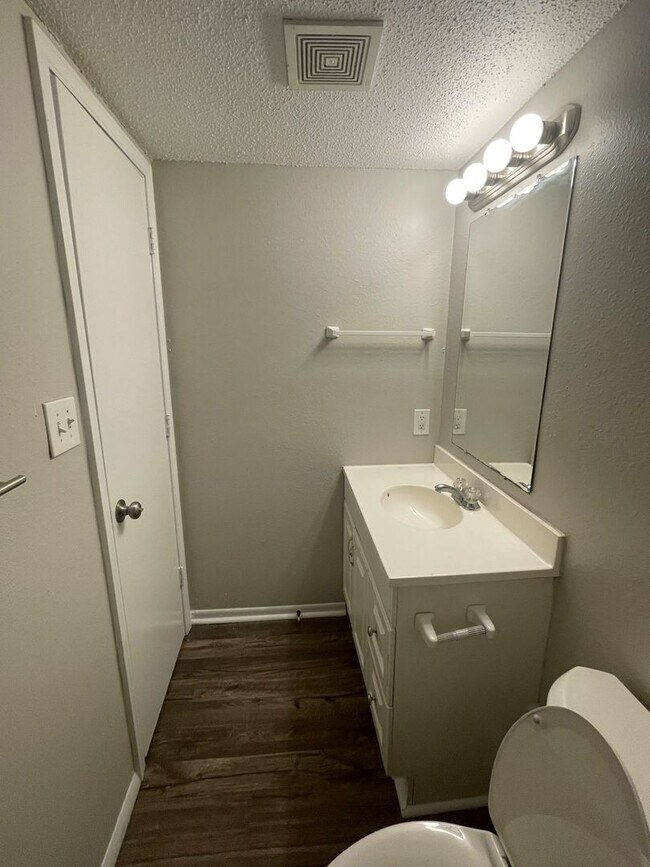 Building Photo - 409 NE Westwind Dr