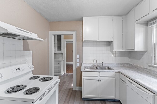 Building Photo - Charming 2-Bed Home with Hardwood Floors & Bright, Open Living Spaces!