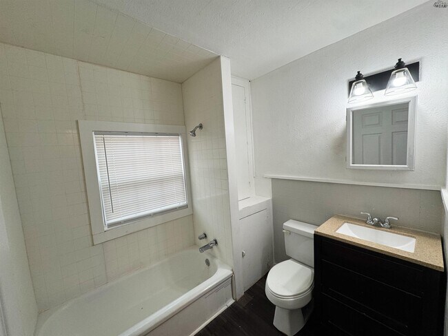 Building Photo - 1202 Austin St