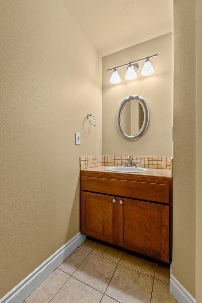 Building Photo - Quintessential West Seattle Townhome with Air Conditioning