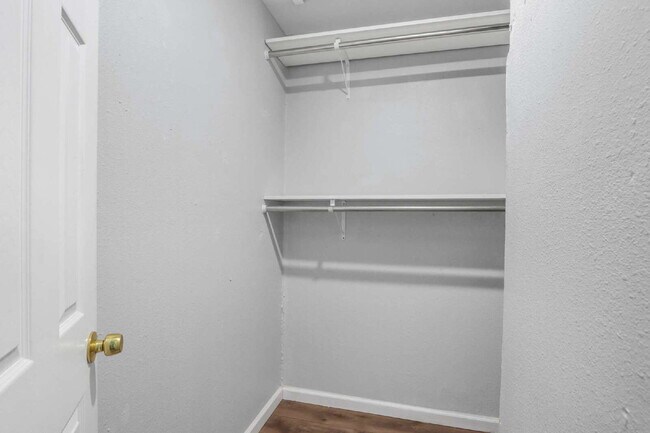 Building Photo - Charming and Spacious 4 Bedroom Home with ...