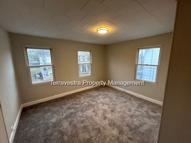 Building Photo - Renovated 3 Bed with parking! Eligible for $500 Security Deposit.