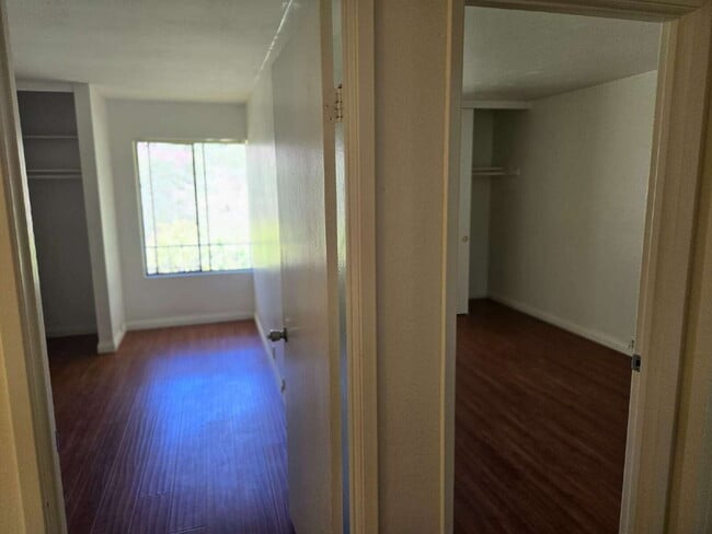 Building Photo - Spacious 3-bed, 2-bath condo is located in the heart of UTC, right on the UCSD bus line! It featu...