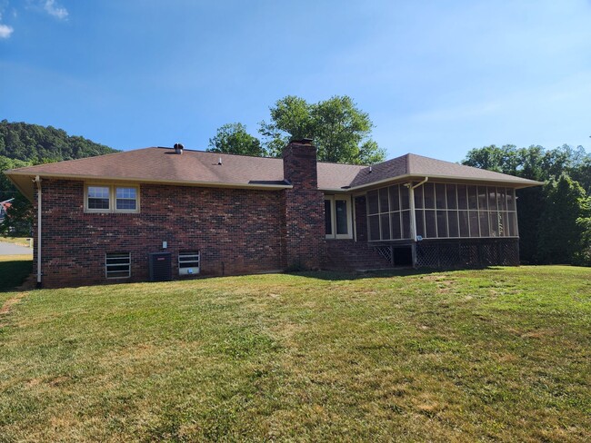 Building Photo - Large Black Mountain Rental