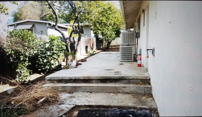 Building Photo - 34874 Cedar Ave