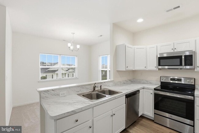 Building Photo - 5002 Pebble Ln W