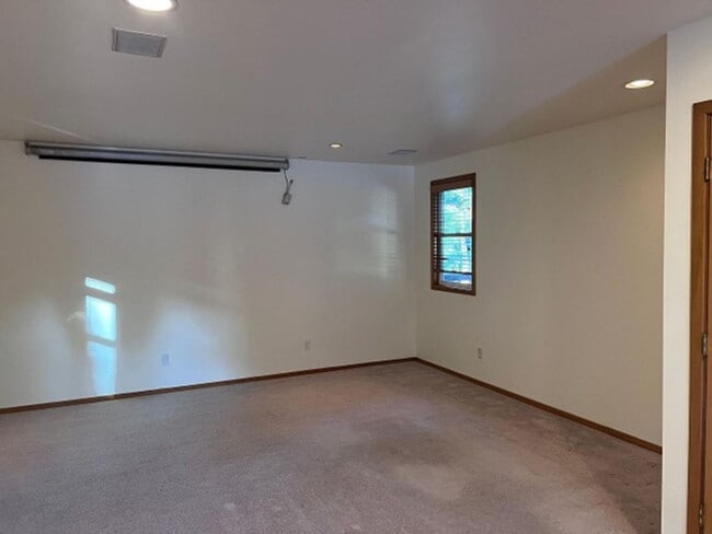 Building Photo - Beautiful Renovated Home in Excellent Scho...