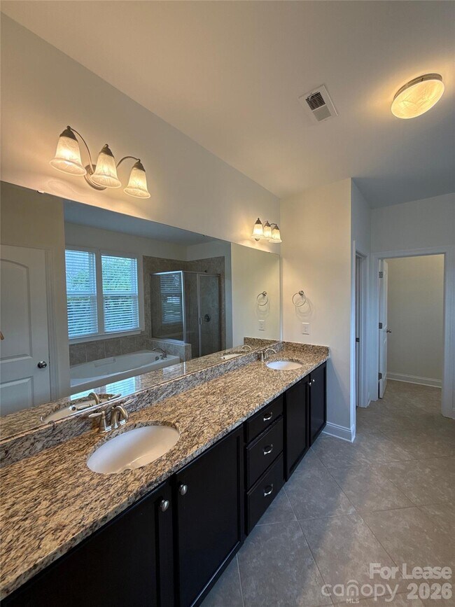 Building Photo - 1019 Dunhill Ln