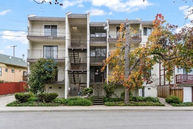 Building Photo - 321 Athol Ave