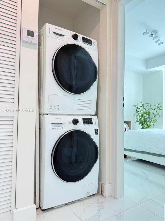 Building Photo - 300 S Biscayne Blvd