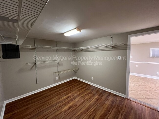 Building Photo - 3305 E Blount St