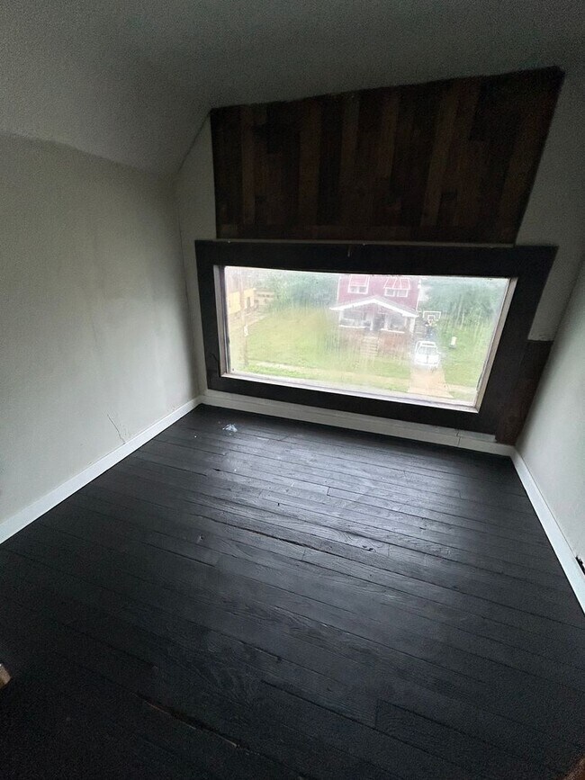 Building Photo - Coming Soon! Section 8 Accepted! Renovatio...
