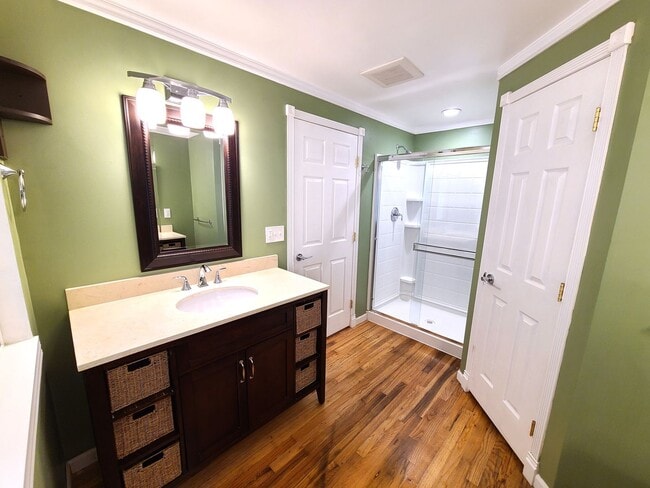 Building Photo - Charming 3Bd/2Ba Kirkland Home with Huge Yard!