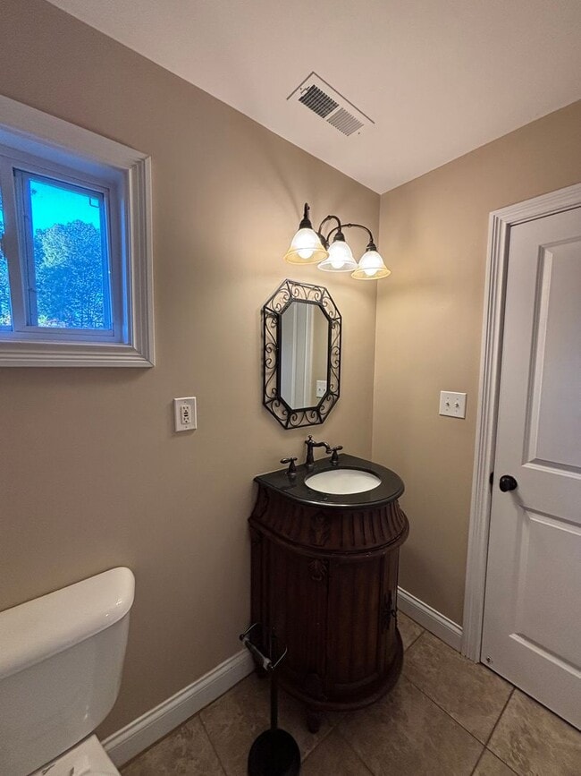 Building Photo - Freshly Renovated Dollhouse in Maryville!!