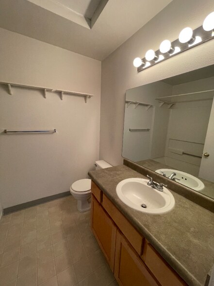 Building Photo - 5264 NE 121st Ave