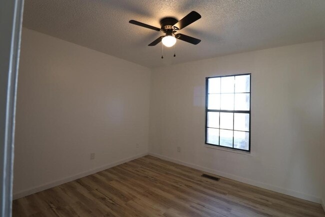 Building Photo - 1221 S Park Ave