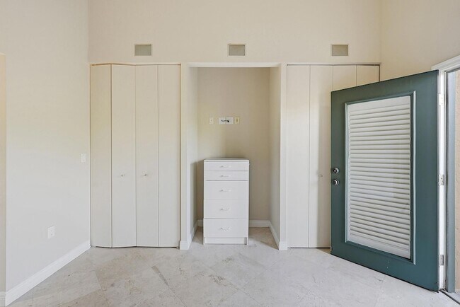 Building Photo - 6204 Paradise Point Dr