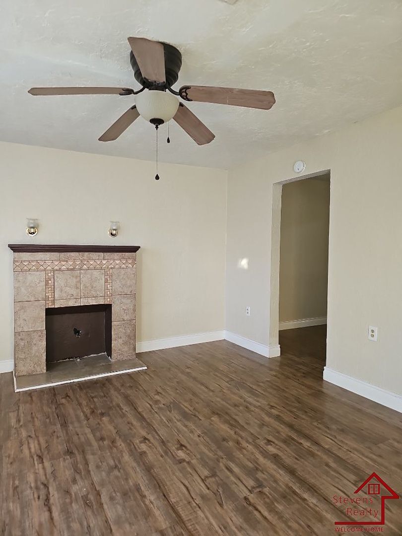 Building Photo - 1609 SW B Ave