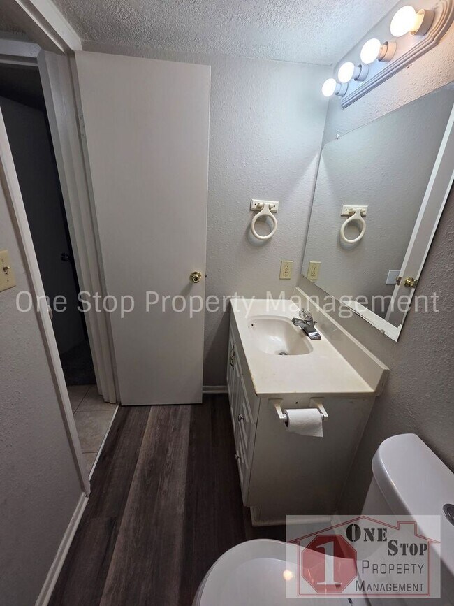 Building Photo - Renovated 3-bedroom, 2-bathroom home in Lee's Summit!