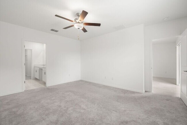 Building Photo - LIKE NEW Home For Rent in Zephyrhills!