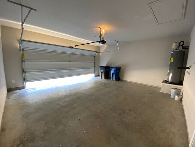 Building Photo - Fabulous 4/2 single story conveniently loc...