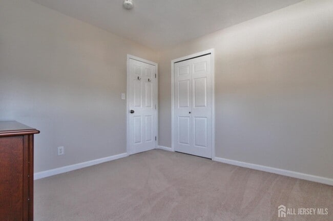 Building Photo - 611 E Crescent Pkwy