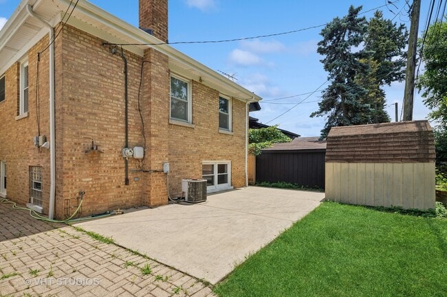 Building Photo - 5768 N Lacey Ave