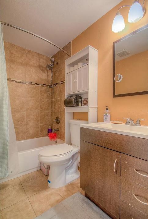 upstaris bathroom,shower/tub - 13963 E Jewell Ave