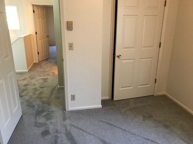Building Photo - 3 bedroom 2 bath Thurston Hills town house