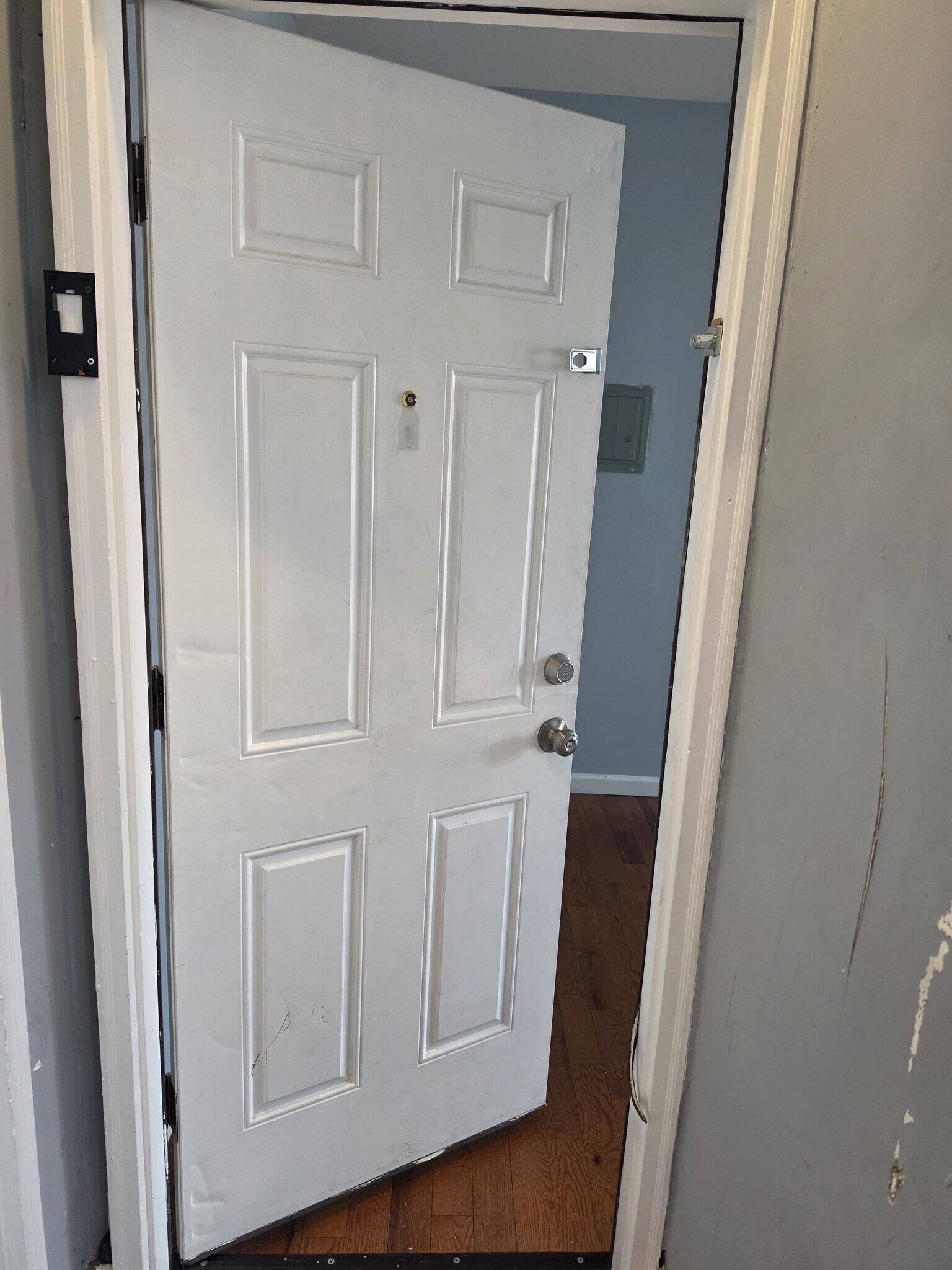 Building Photo - 300 Lyons Ave