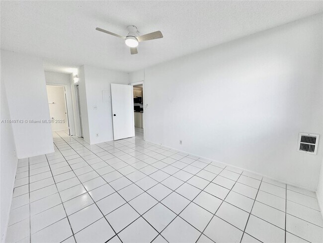Building Photo - 2401 Riverside Dr