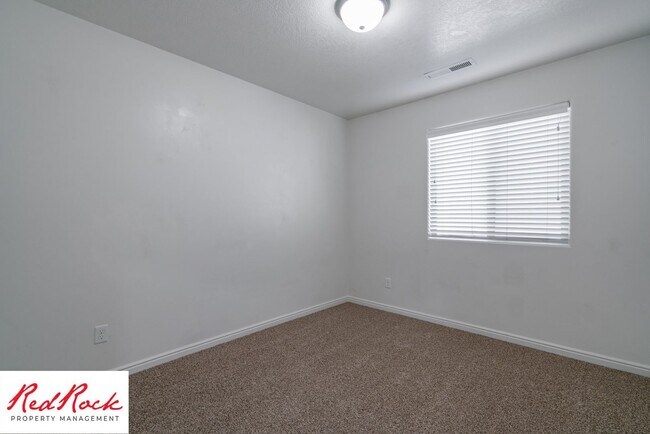 Building Photo - 3 Bedroom Two-Story Home Near Scenic Trails