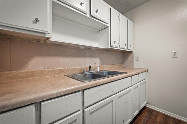 Building Photo - 1066 W 13th St