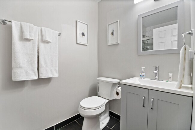 Building Photo - 1121 Johnston Dr