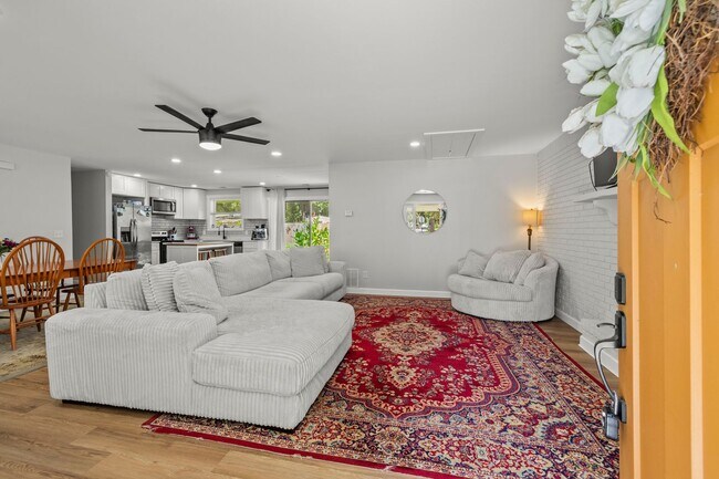 Building Photo - BEAUTIFULLY REMODELED, CONVIENENTLY LOCATE...