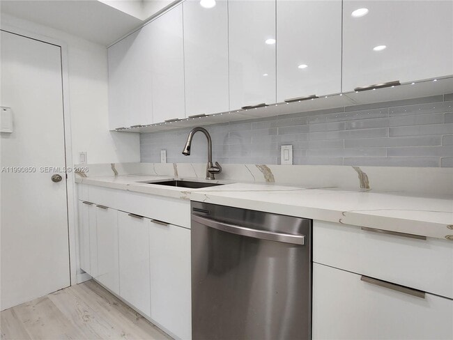 Building Photo - 3505 S Ocean Dr