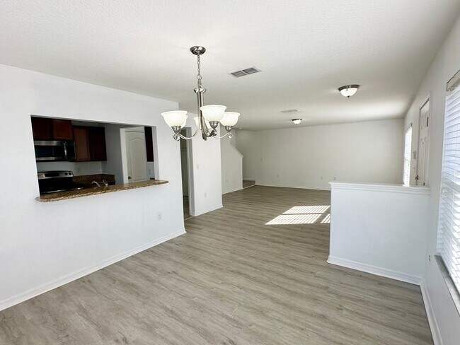 Building Photo - Beautiful and updated 3 bedroom 2.5 bathro...
