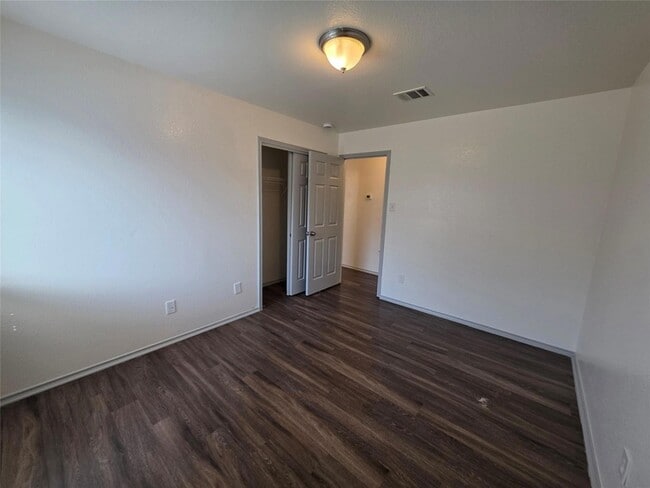 Building Photo - 319 Riverwalk Dr