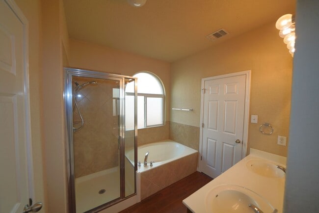 Building Photo - Beautiful One Story Home in Gated Communit...