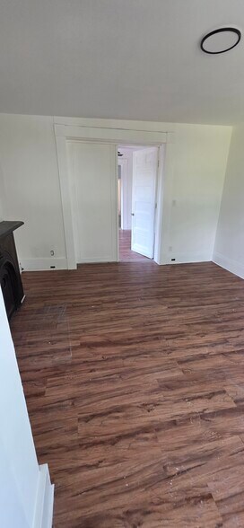Building Photo - 572 River St
