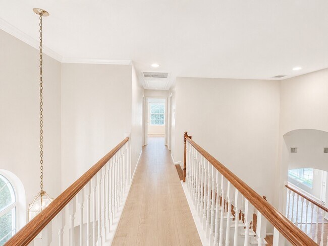 Building Photo - 223 Wild Oak Run