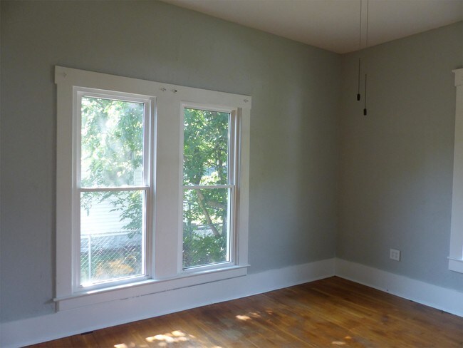 Building Photo - 923 W Elm St