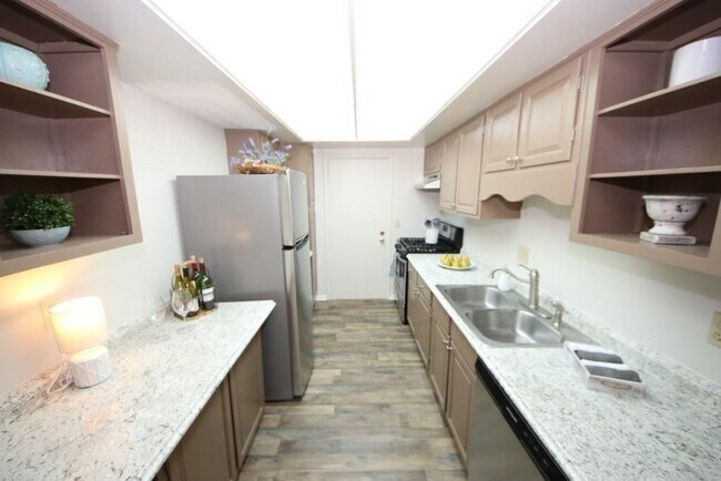 Building Photo - 6851 Roswell Rd