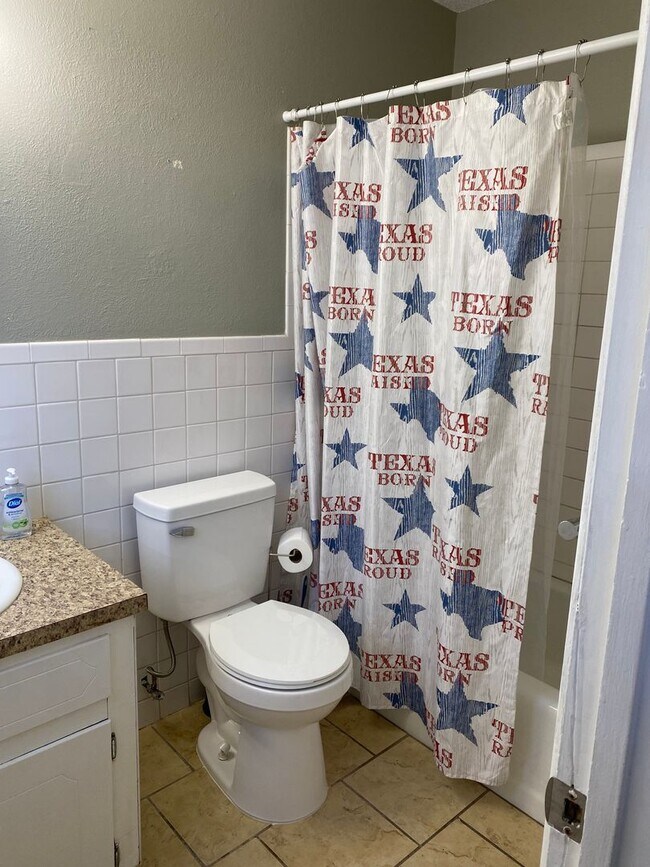 Building Photo - 3/2/1 Great Price Great Location. Available Now!