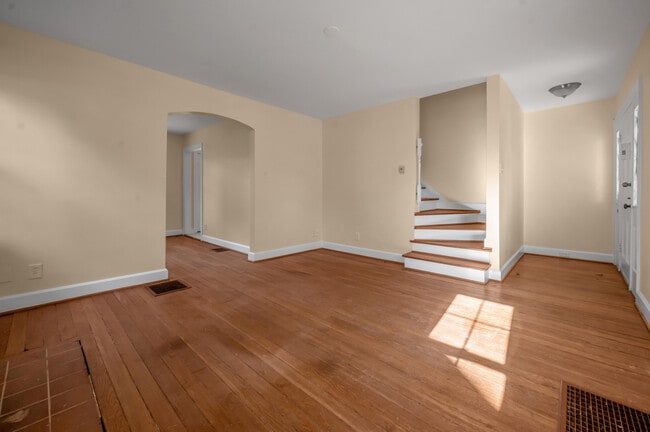 Building Photo - 494 Bob O Link Dr