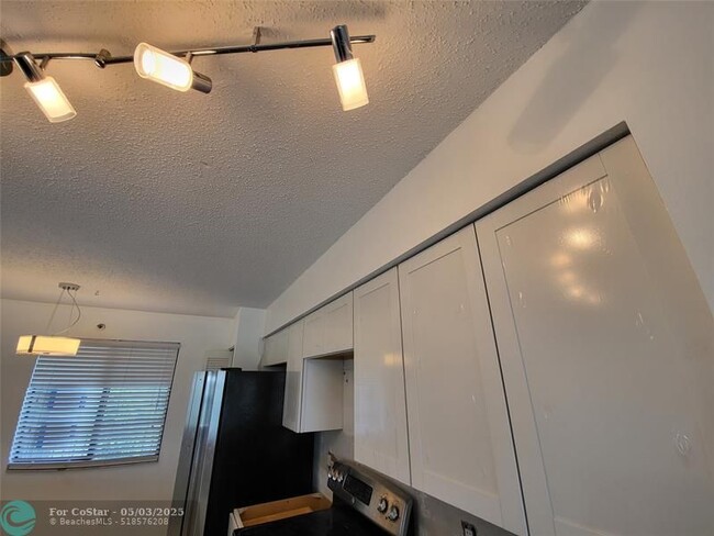 Building Photo - 2240 N Cypress Bend Dr