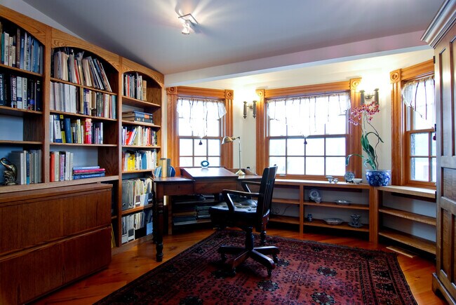 Building Photo - 622 W Briar Pl