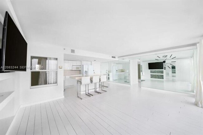 Building Photo - 7601 E Treasure Dr